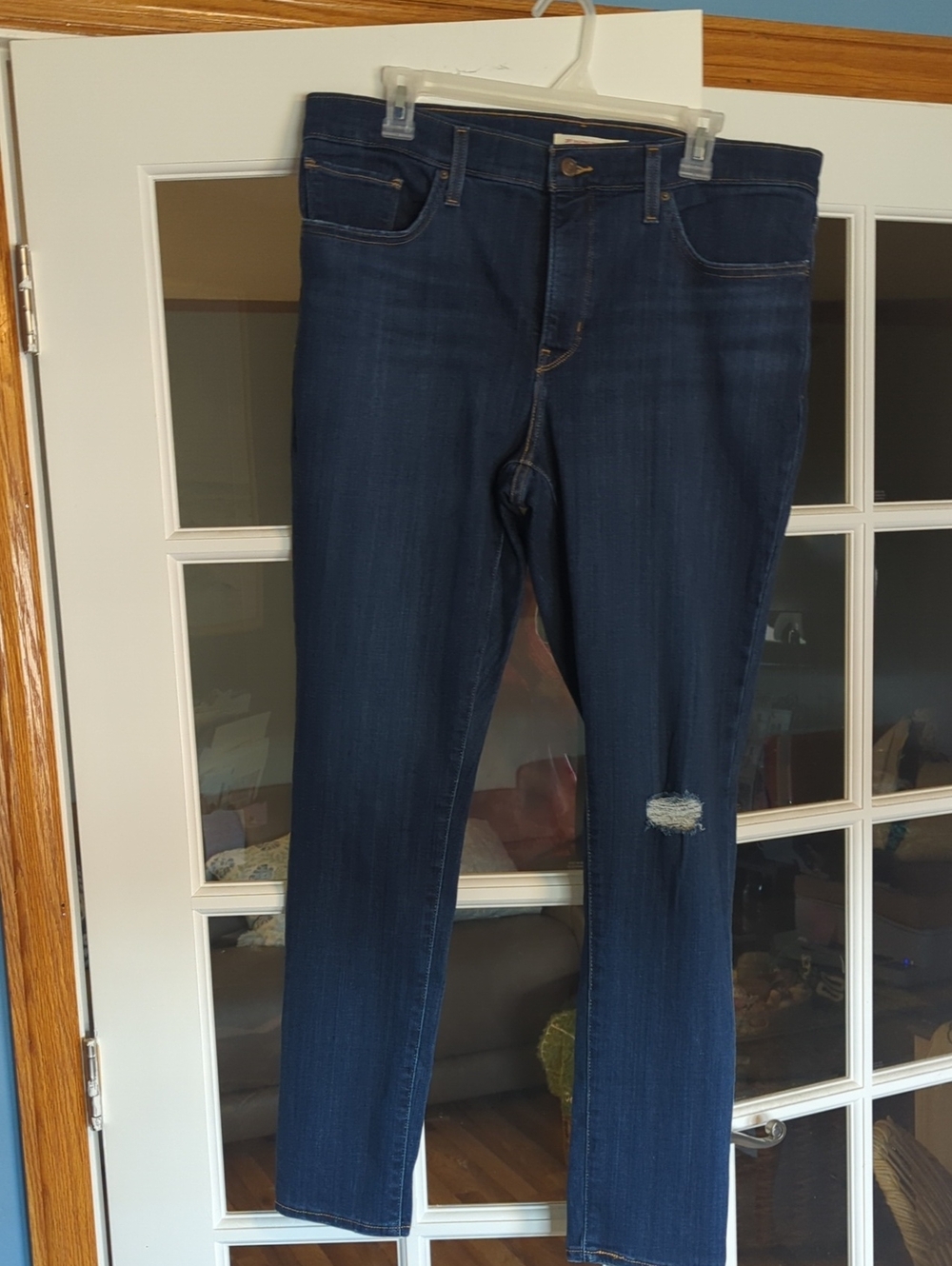 Levi's Straight Leg Jeans in Dark Blue with Distressed Knee